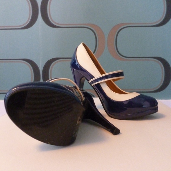 Pin-up girl Mary Janes in navy and cream - Picture 5 of 5